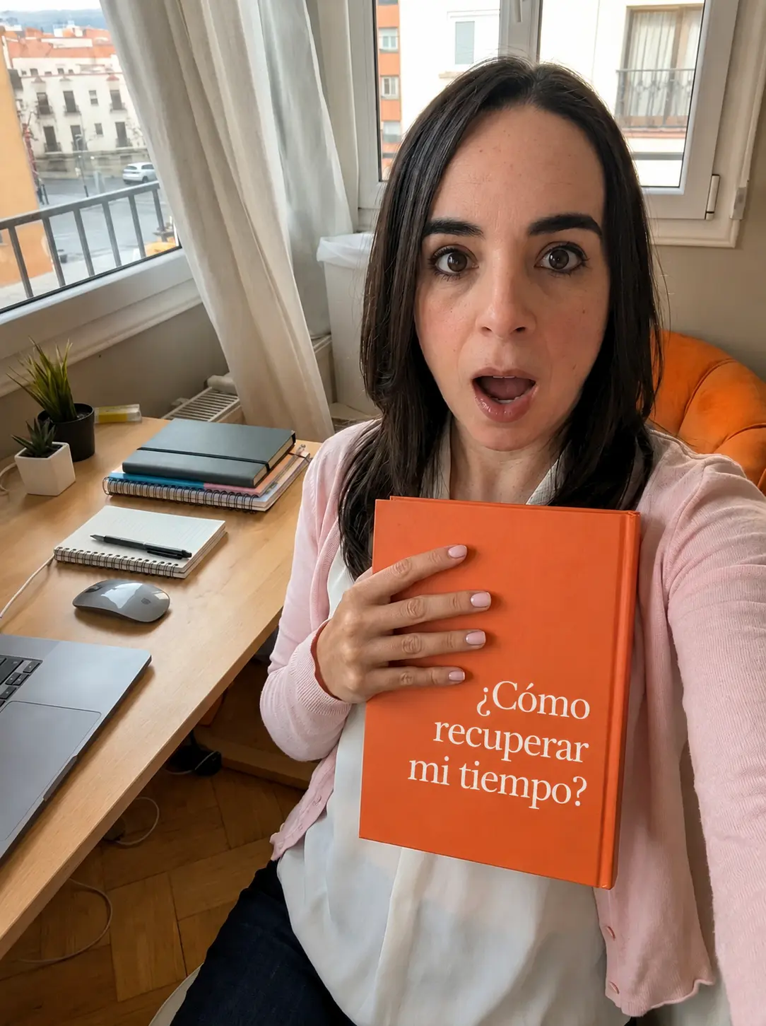 Mariana sosteniendo un libro sobre recuperar el tiempo